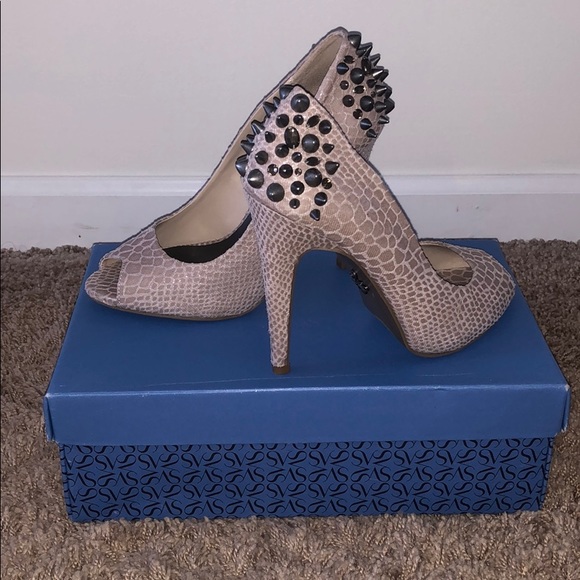 Heels - Picture 2 of 4